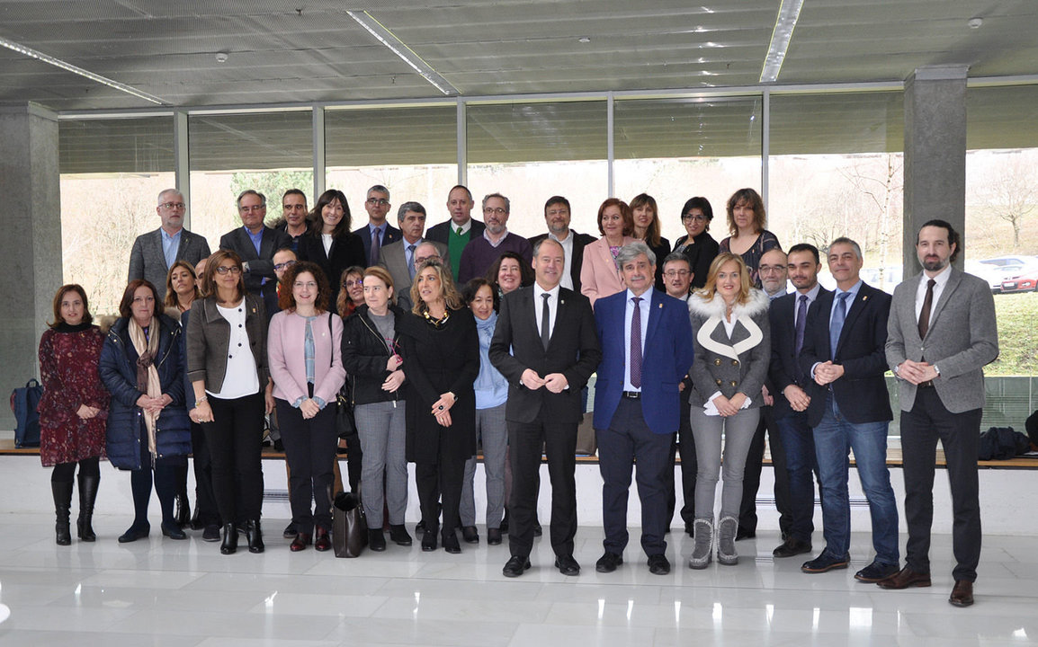 La delegación de la Universidad de León, con su rector al frente, con los representantes de Vigo.
