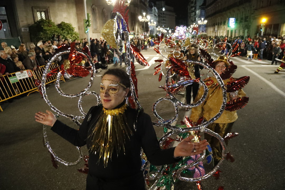 Más de 1.400 personas desfilarán hoy por las calles de Vigo en el desfile más grande de Galicia.