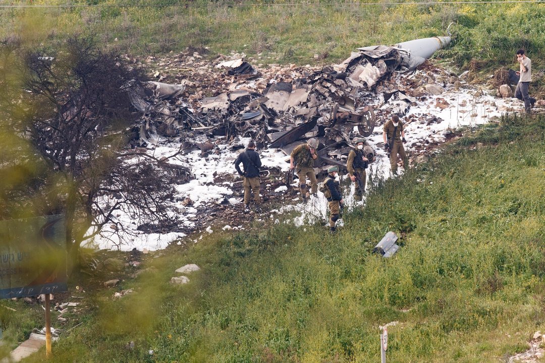 Restos del F-16 israelí derribado por las baterías antiaéreas sirias, en el norte de Galilea.