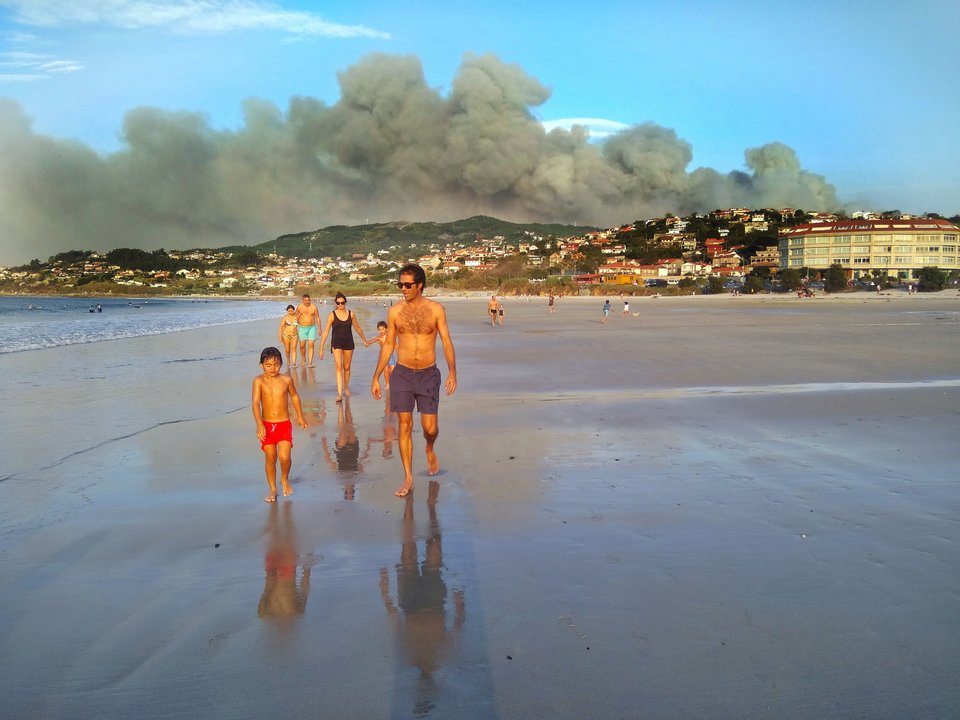 Una imagen de la playa de Patos con incendios en los montes de Vigo el 14 de octubre pasado.