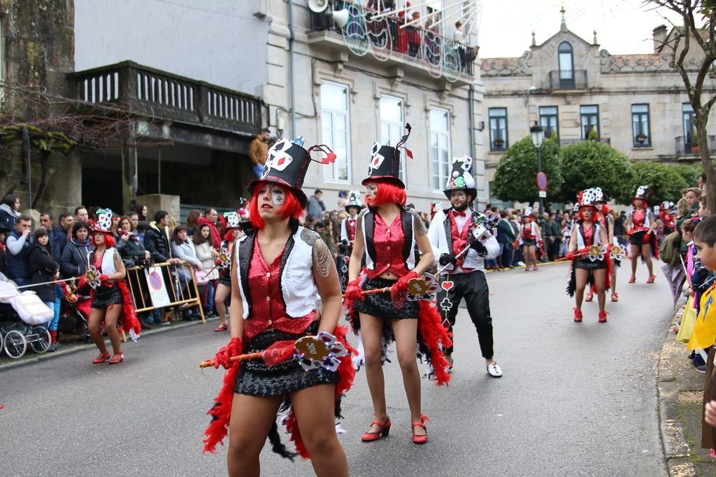 Las calles de Gondomar se llenaron de público para ver el paso de las 15 comparsas que participaron este año en el Domingo de Entroido.