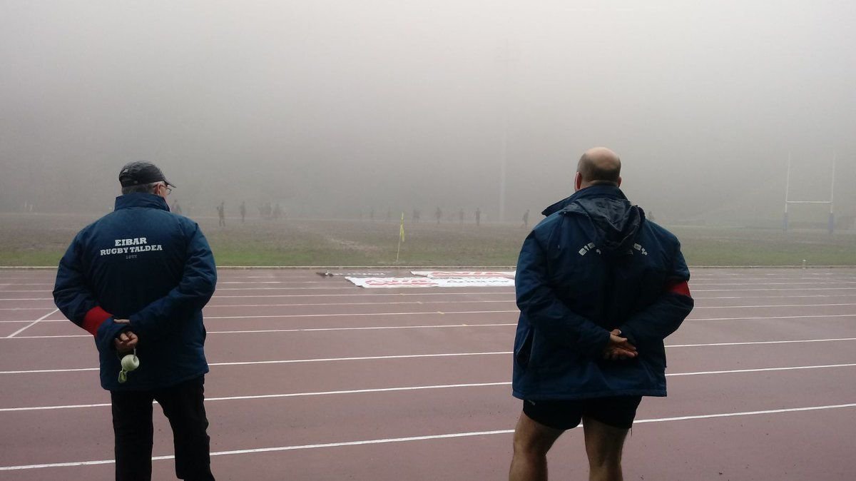El partido en Eibar estuvo marcado por el mal tiempo y el barro.