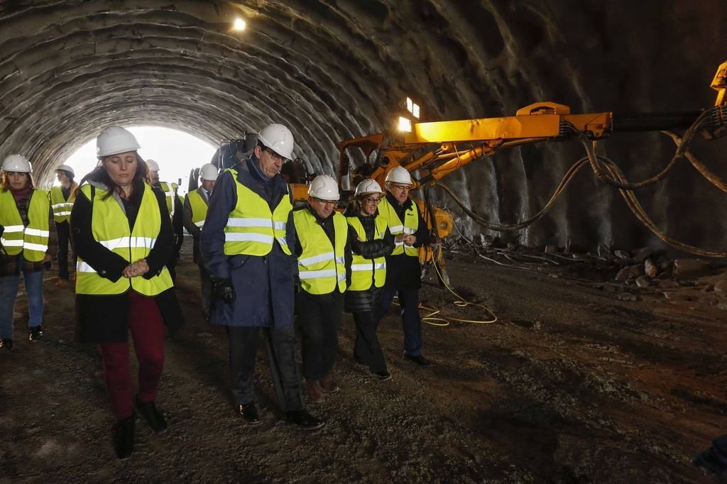 La conselleira visitó ayer las obras de la autovía del Morrazo y la ampliación del túnel.