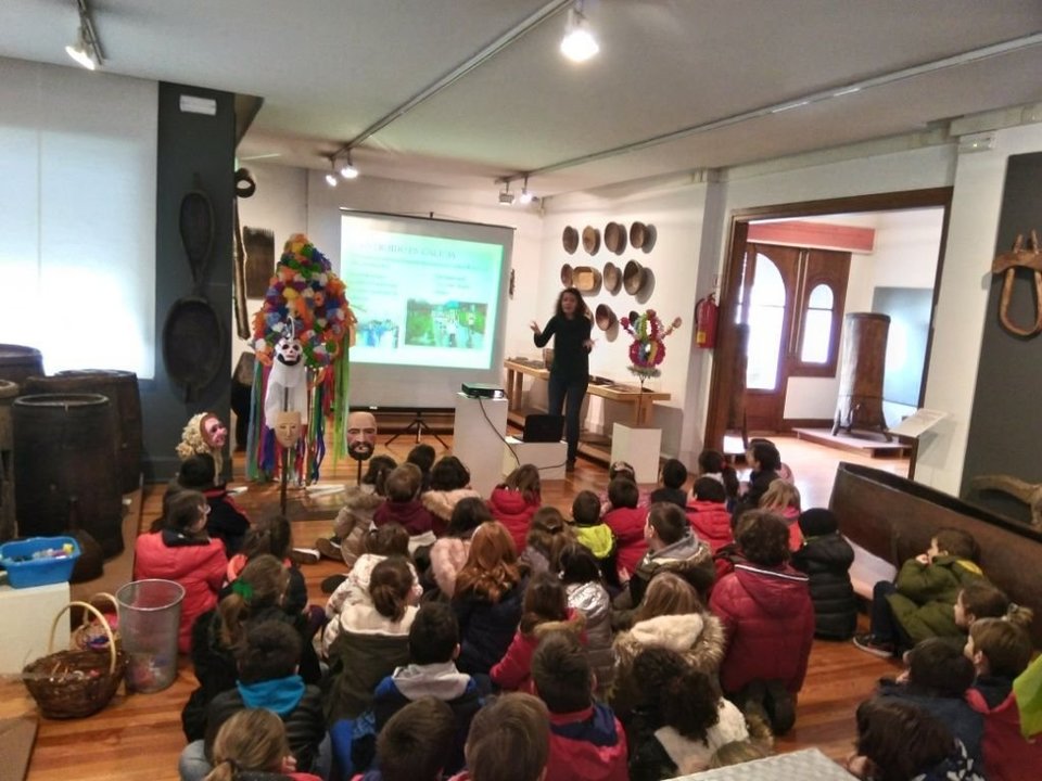 A visita do escolares do colexio Fleming ao Museo Liste para coñecer o Entroido galego.