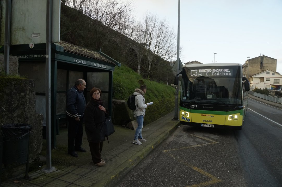 La línea C3 del bus urbano de Vigo llega hasta Chapela y es utilizada por muchos vecinos de la zona.