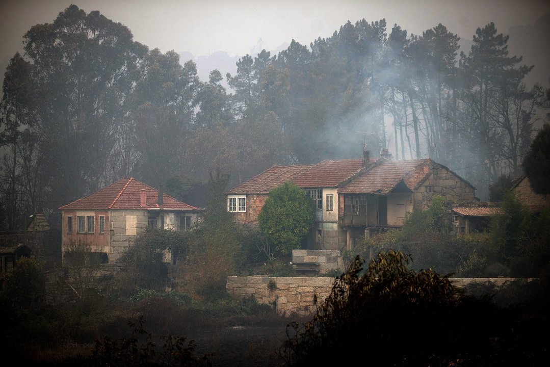 Viviendas afectadas por el fuego en la ola de incendios de octubre de 2016 en Carballeda de Avia.
