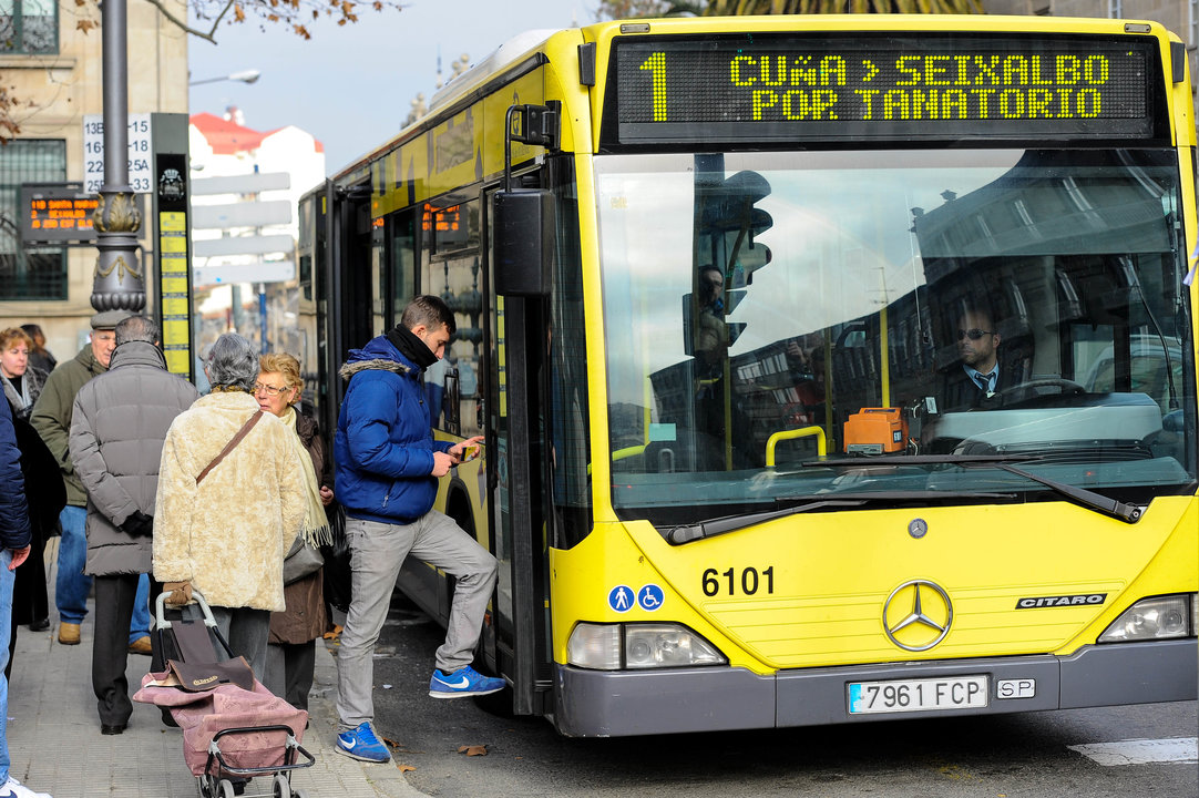 Un autobús urbano, en la parada de la Alameda de Ourense.