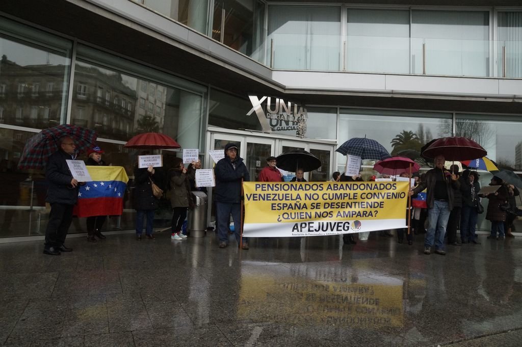 Un grupo de pensionistas gallegos retornados de Venezuela ayer ante la Delegación de la Xunta.
