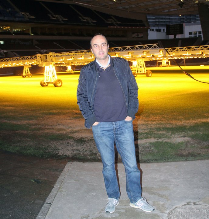 El vigués Carlos Vaqueiro posa en el &#39;estádio do Dragão&#39;.