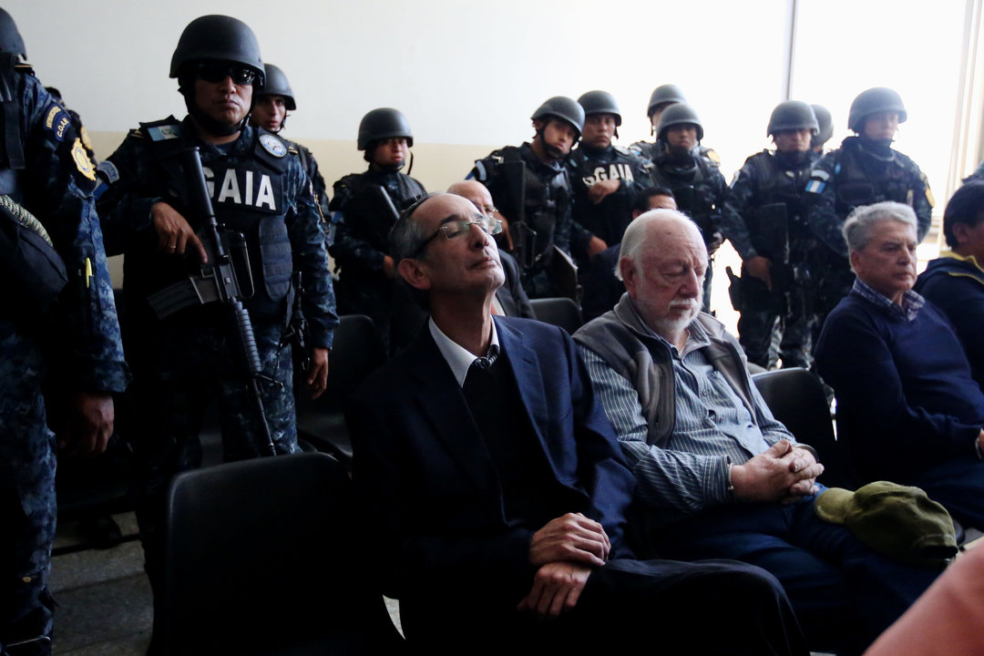 El expresidente Álvaro Colom (centro) espera en la sala al juez del caso.
