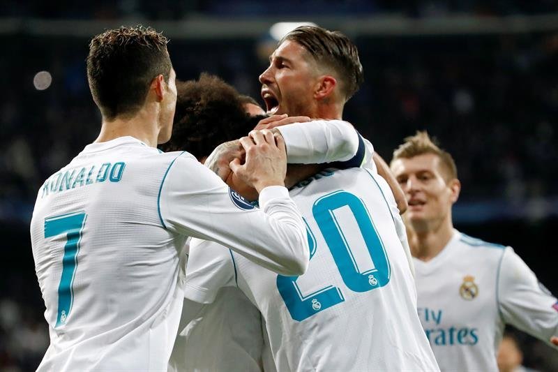 El defensa del Real Madrid Marcelo Vieira celebra con sus compañeros su gol, tercero del equipo frente al Paris Saint Germain