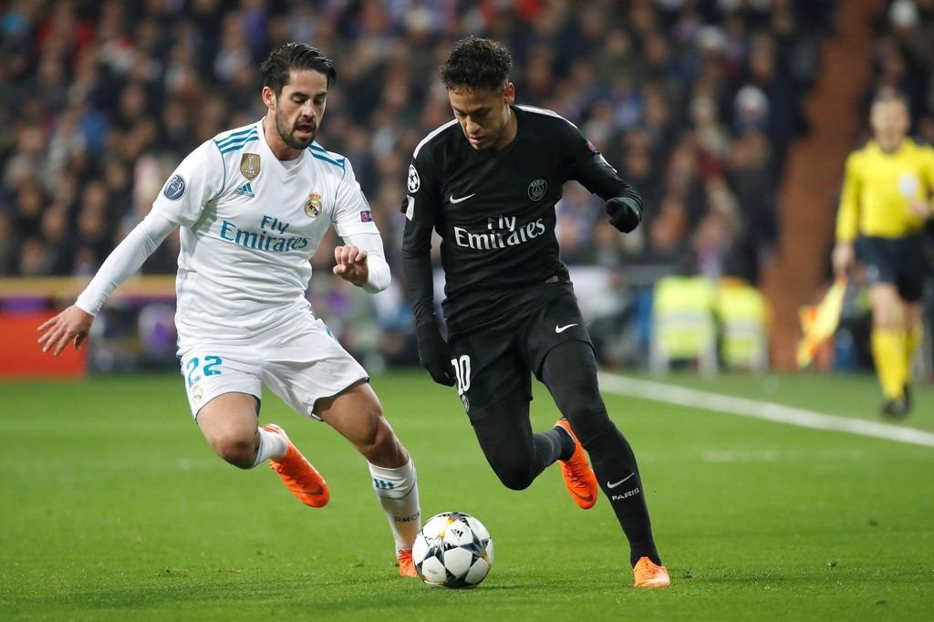 Neymar avanza con el balón ante Isco Alarcón, titular ayer en el Real Madrid, durante el partido disputado en el Santiago Bernabéu.