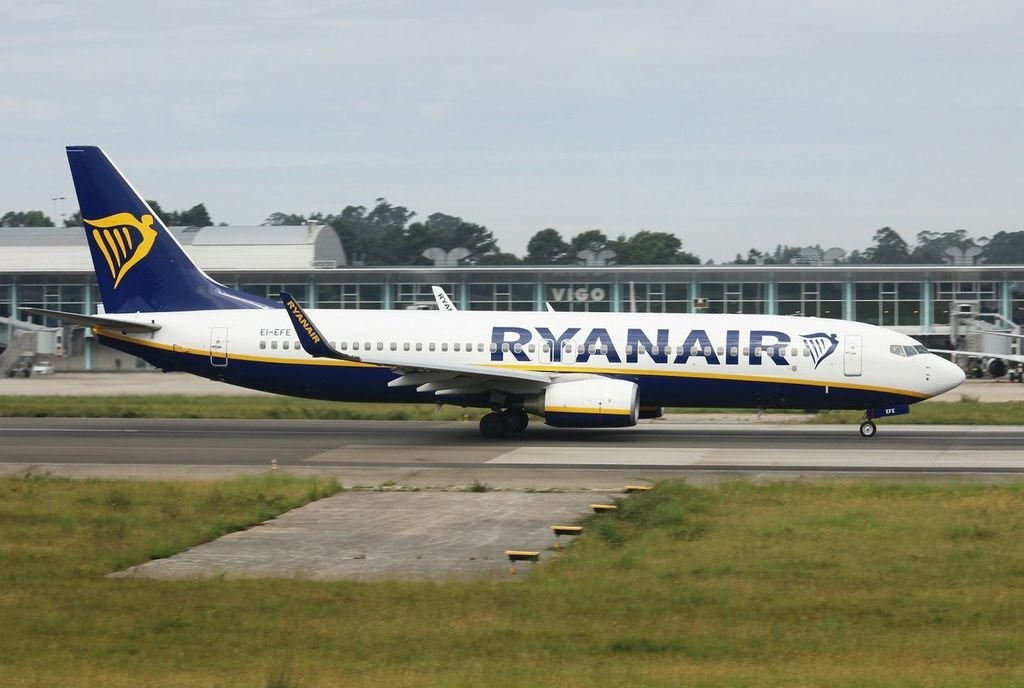 El avión de Ryanair que opera en la línea desde Vigo a Barcelona, en Peinador.