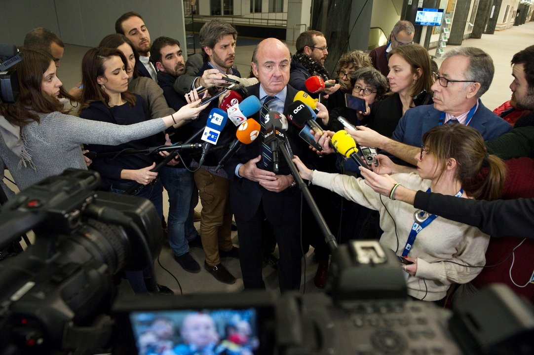 De Guindos atiende a la prensa antes de comparecer en la comisión del Parlamento Europeo.
