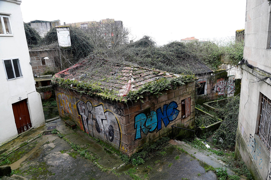Algunas de las antiguas viviendas en ruinas por las que Urbanismo multa a la propietaria.