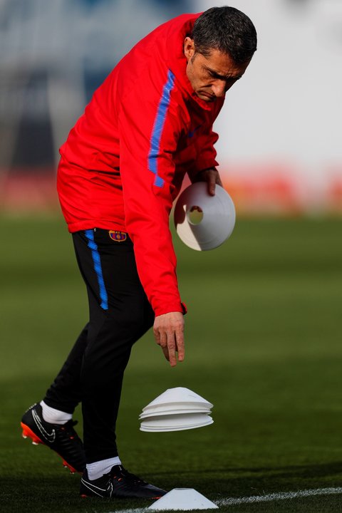 Ernesto Valverde, entrenador del Barça, en el entrenamiento de ayer.