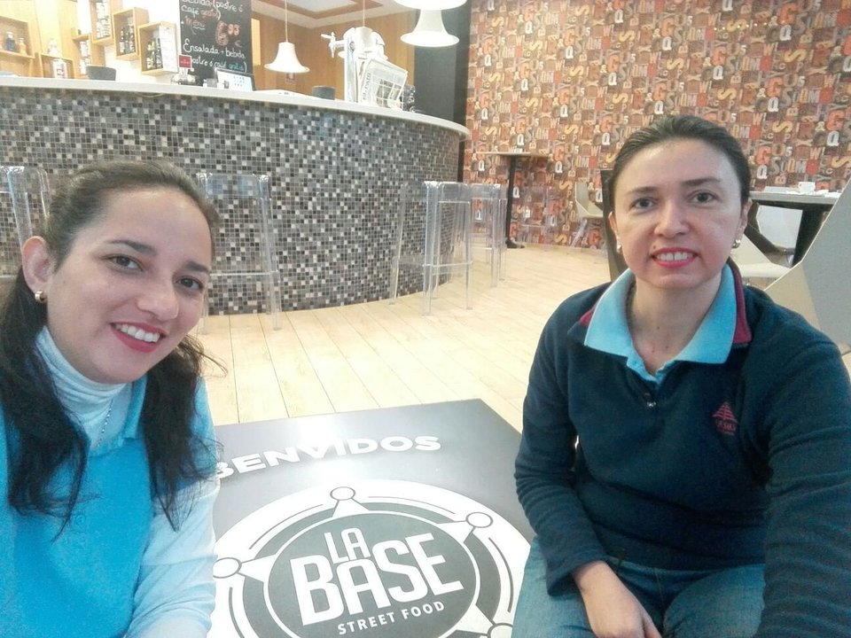 Karina Martínez y Mirián Suárez en su negocio de bocadillos.