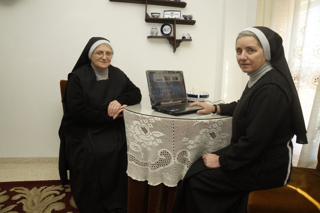 Dos monjas benedictinas del monasterio de Trasmañó, ayer, con su ordenador con internet.
