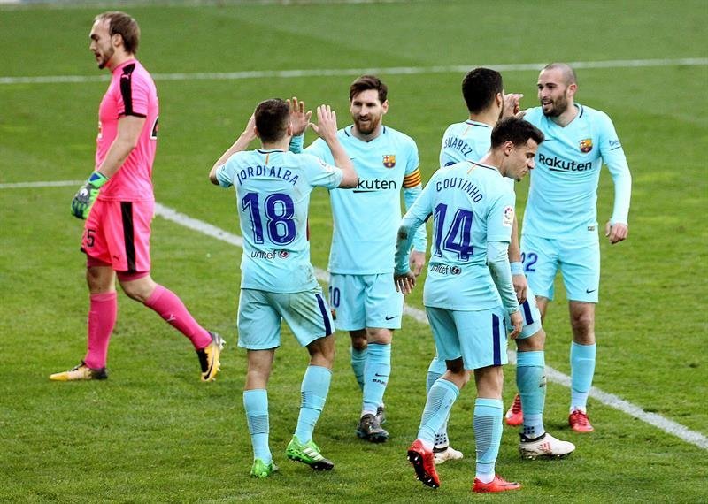 Los jugadores del FC Barcelona, celebran su segundo gol ante el Eibar
