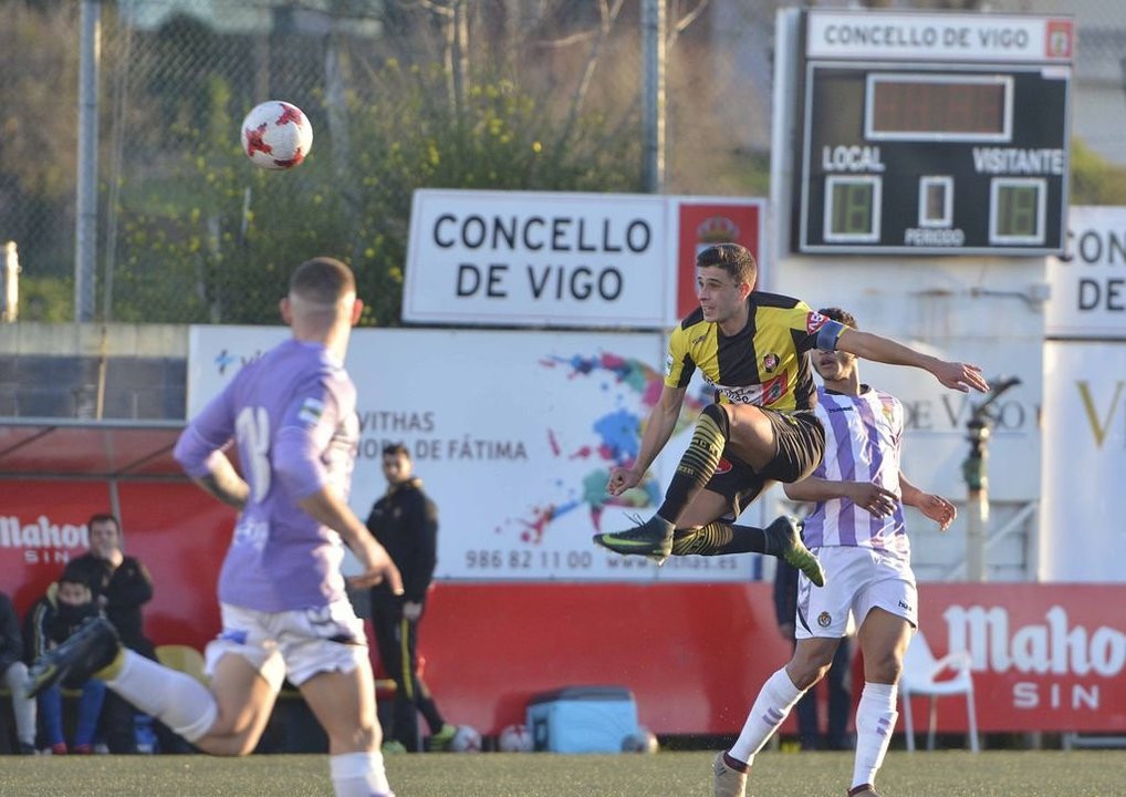 El capitán del Rápido, Cotilla, despeja un balón ante la mirada de los jugadores del Valladolid B Samanes y Luis Suárez.