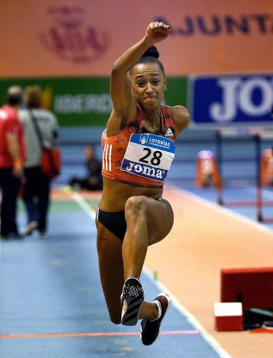 Ana Peleteiro realiza un salto en el Campeonato de España.