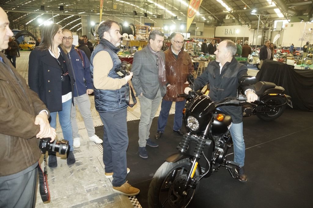 El concejal David Regades probó ayer una moto en la inauguración del salón.