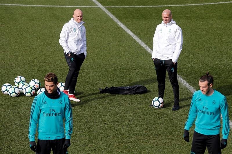 El entrenador del Real Madrid, el francés Zinedine Zidane (2ºd), observa al portugués Cristiano Ronaldo (i) y al galés Gareth Bale (d)