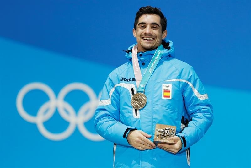 Javier Fernández luce su medalla de bronce en el podio.