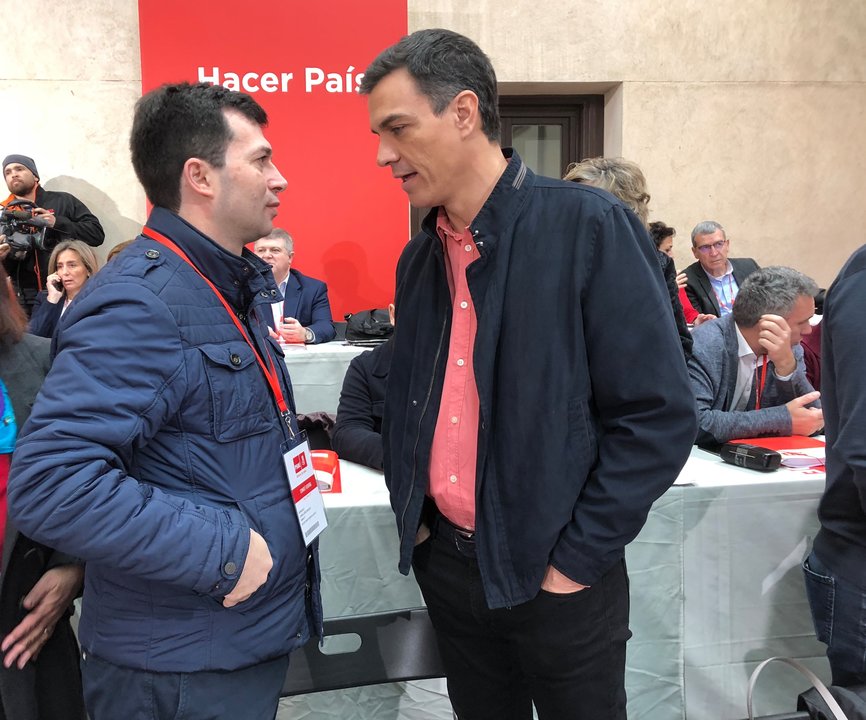 Caballero y Sánchez, conversando durante la reunión del Comité Federal del PSOE.