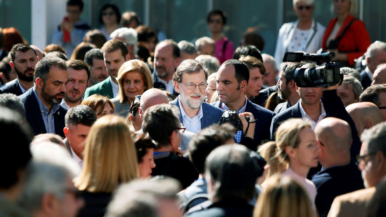Rajoy, paseando por las calles de Elche antes de participar en un congreso de pymes y autónomo.
