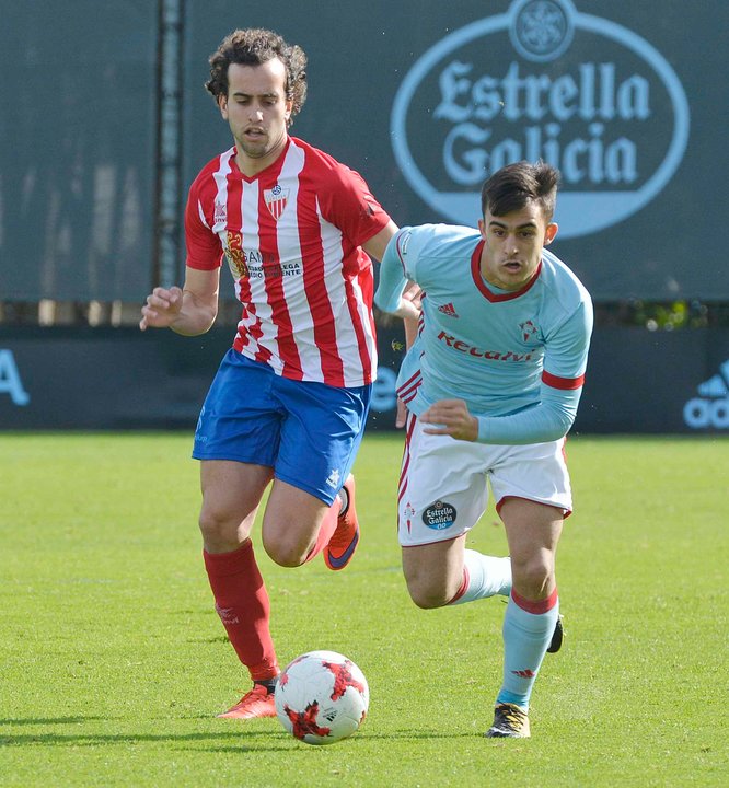 Pampín avanza con el balón ante Charly en el partido disputado ayer en Barreiro.