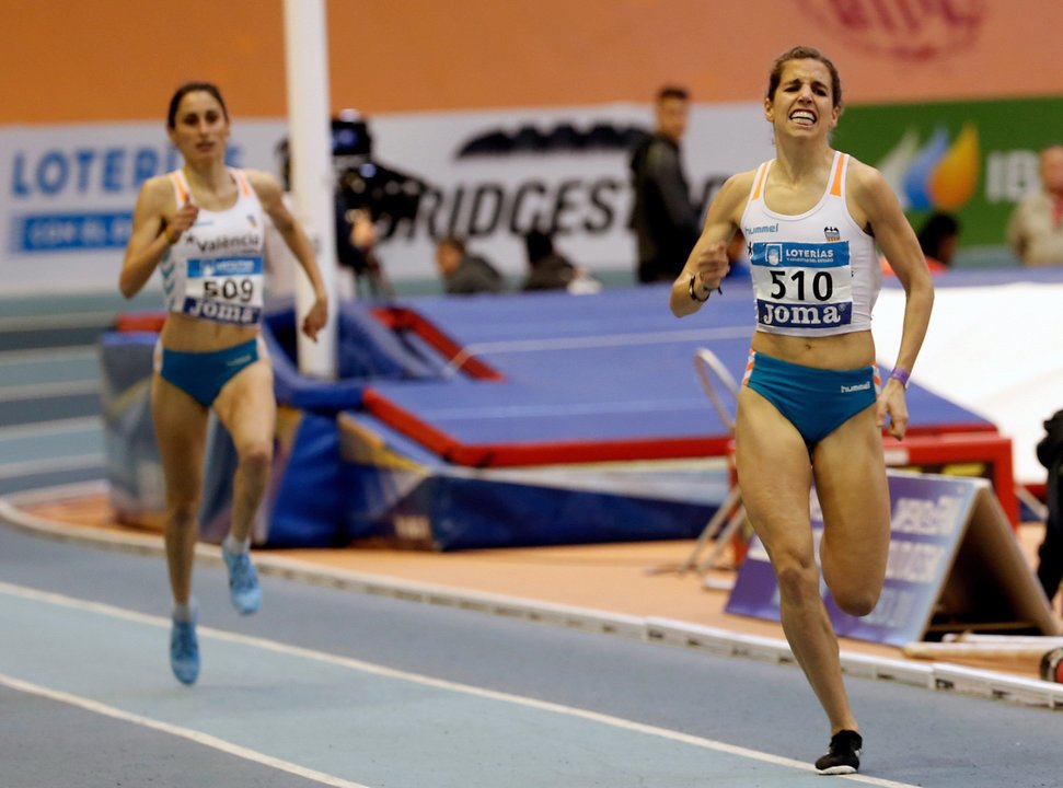 Soli Pereira persigue a Marta Pérez en la recta final de la prueba de 1.500 metros.
