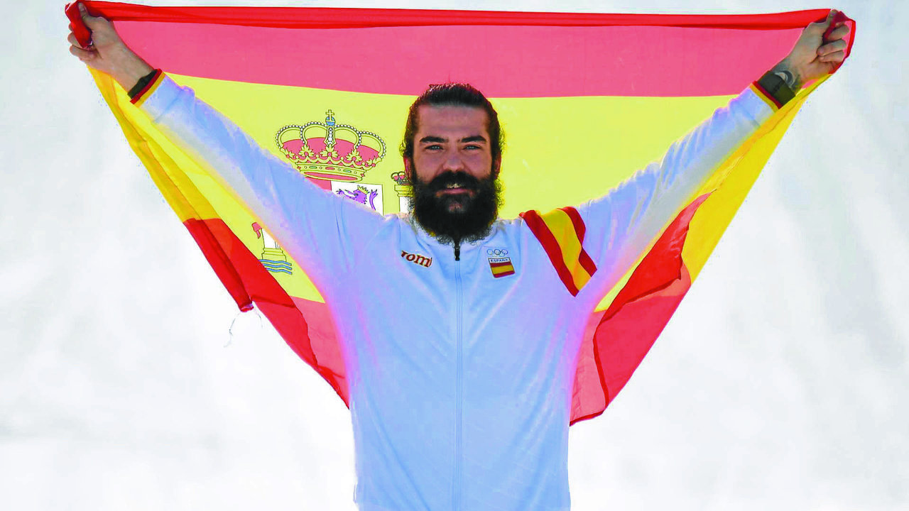 El español Regino Hernández, celebra su medalla en la modalidad de Snowboard Cross.
