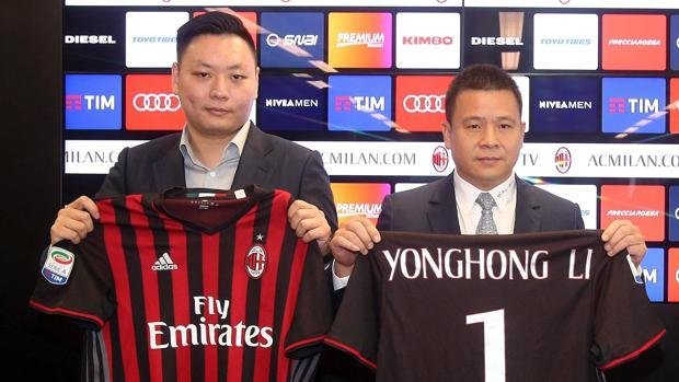 El propietario del Milan, el chino Li Yonghong (derecha)
