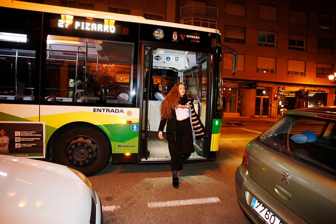 Una usuaria de las paradas del bus a demanda, anoche en Vigo.