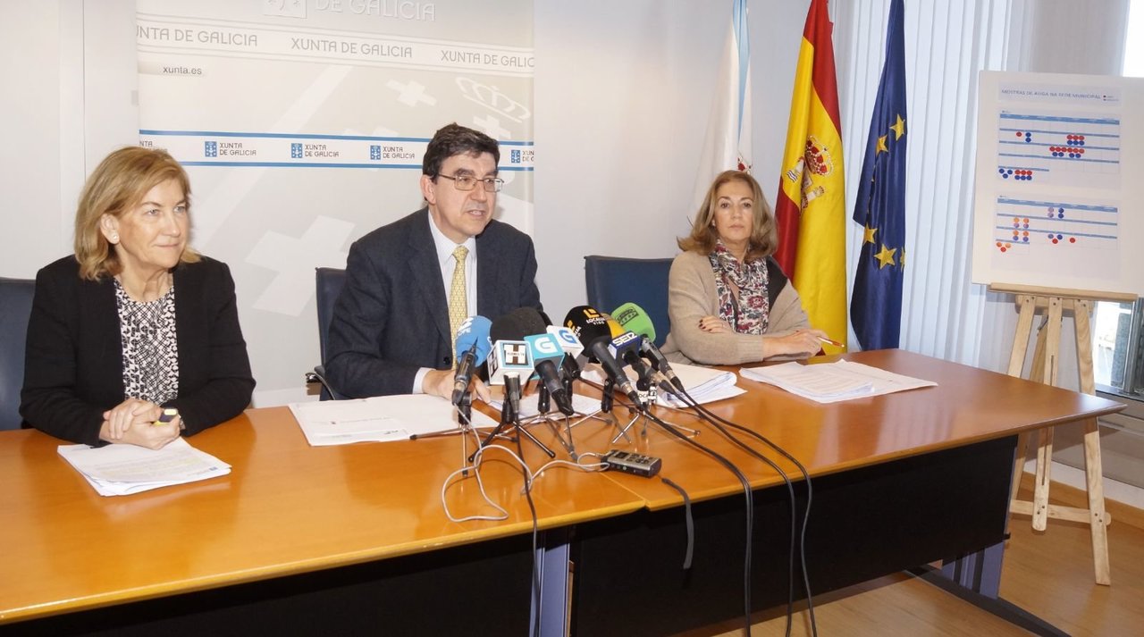 El delegado de la Xunta en Vigo, Ignacio López Chaves, la jefa territorial de Sanidad, Ángeles Feijóo, y la jefa de Sanidad Ambiental, Mercedes Domonte.