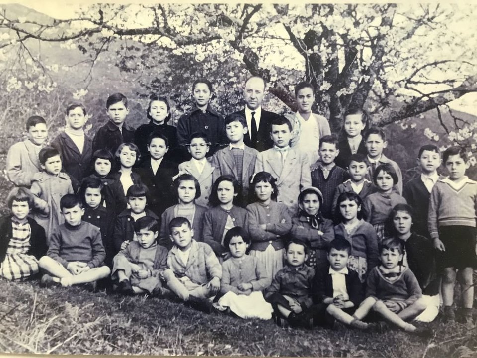 &#34;Don Antonio&#34; con un grupo de alumnos en los años cincuenta en la escuela de Alján.
