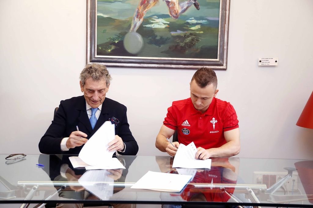 Stanislav Lobotka firma la renovación de su contrato con el presidente del Celta, Carlos Mouriño.