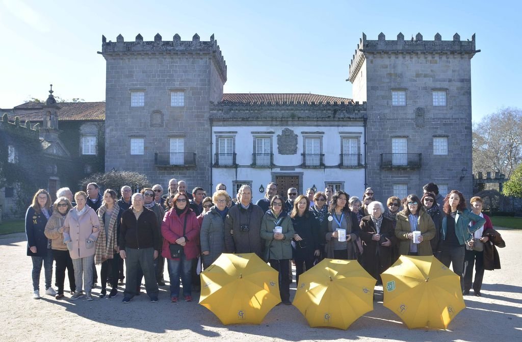 Un nutrido grupo de personas asistió ayer a la visita al pazo Quiñones de León que organizaban con motivo del Día Internacional del Guía Turístico.