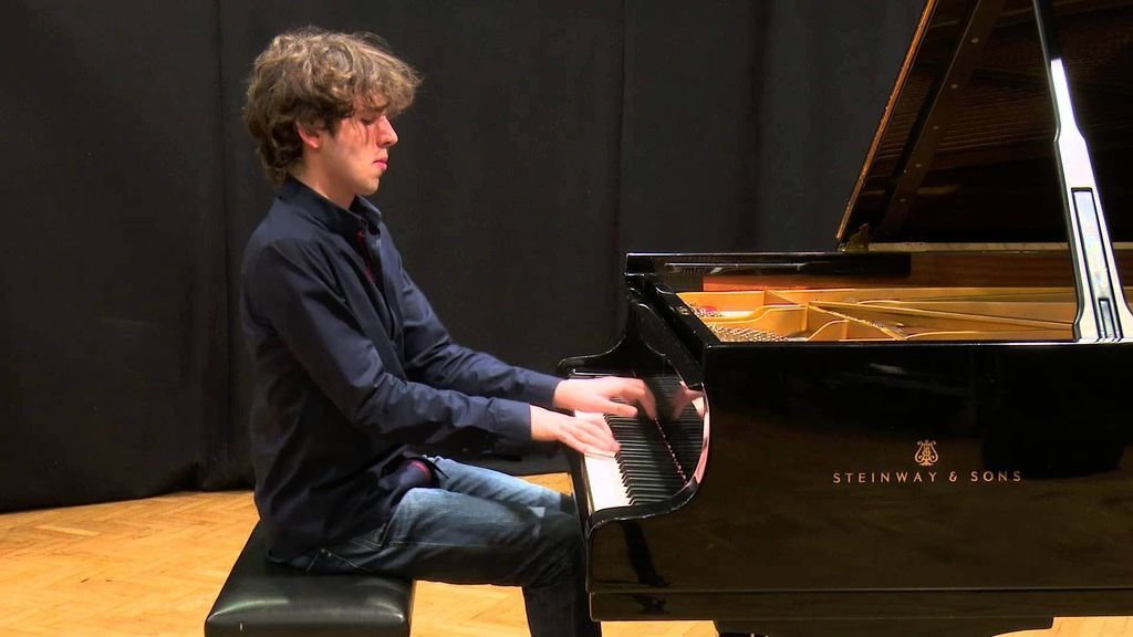 El pianista tiene aepnas 20 años y este es el primer concierto que toca con una orquesta europea.