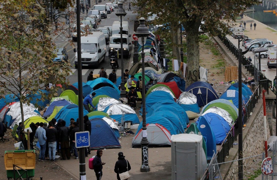 Las calles de París vieron aumentado el número de &#34;sin techo&#34; por el cierre de los campamentos de Calais.