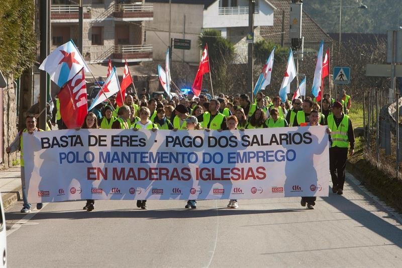 El personal de Maderas Iglesias participa en una marcha reivindicativa desde la sede de la empresa en O Porriño hasta la delegación de la Xunta en Vigo