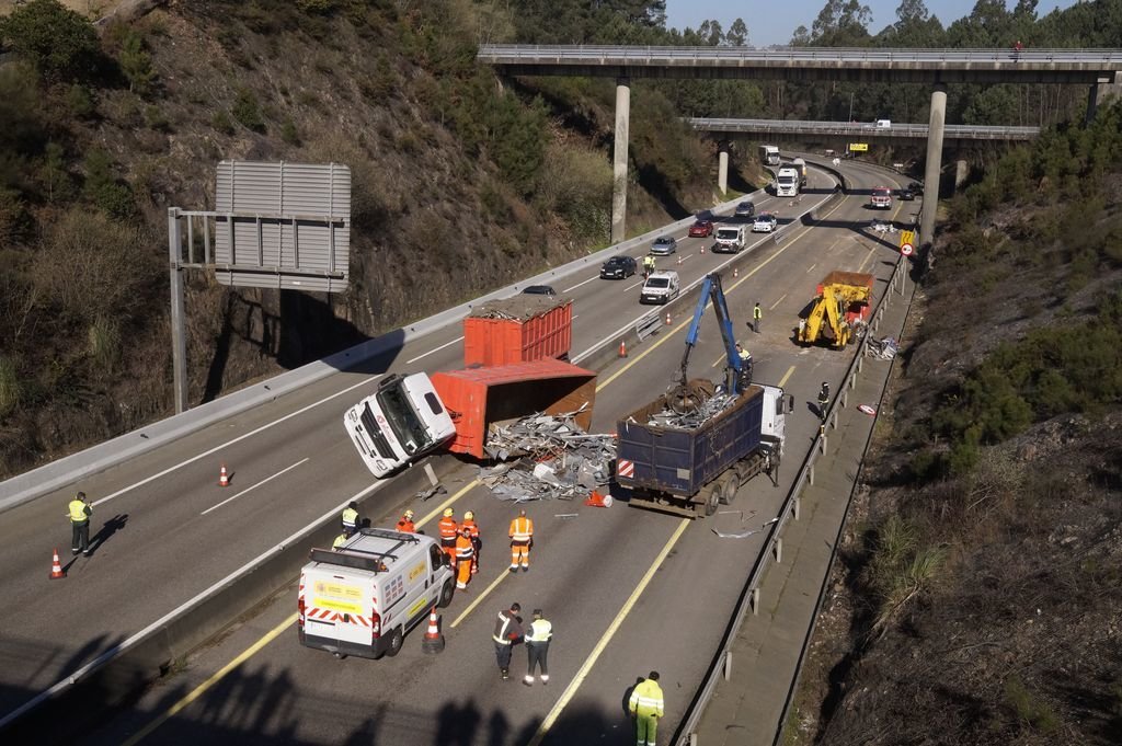 El accidente no dejó víctimas pero provocó la paralización total de la autovía, con coches atrapados  y el desvío por la autopista.