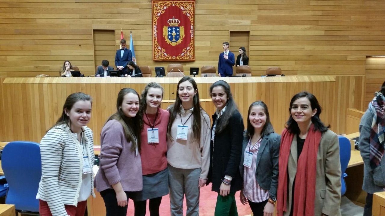 De izquierda a derecha: Marie Liesse Chapel, Sabela Vázquez, Teresa Álvarez, Lucía Villamarín, Patricia Encinas , Carmen Pérez Doval y la profesora, Mariluz Álvarez-Buylla, en el Parlamento de Galicia.
