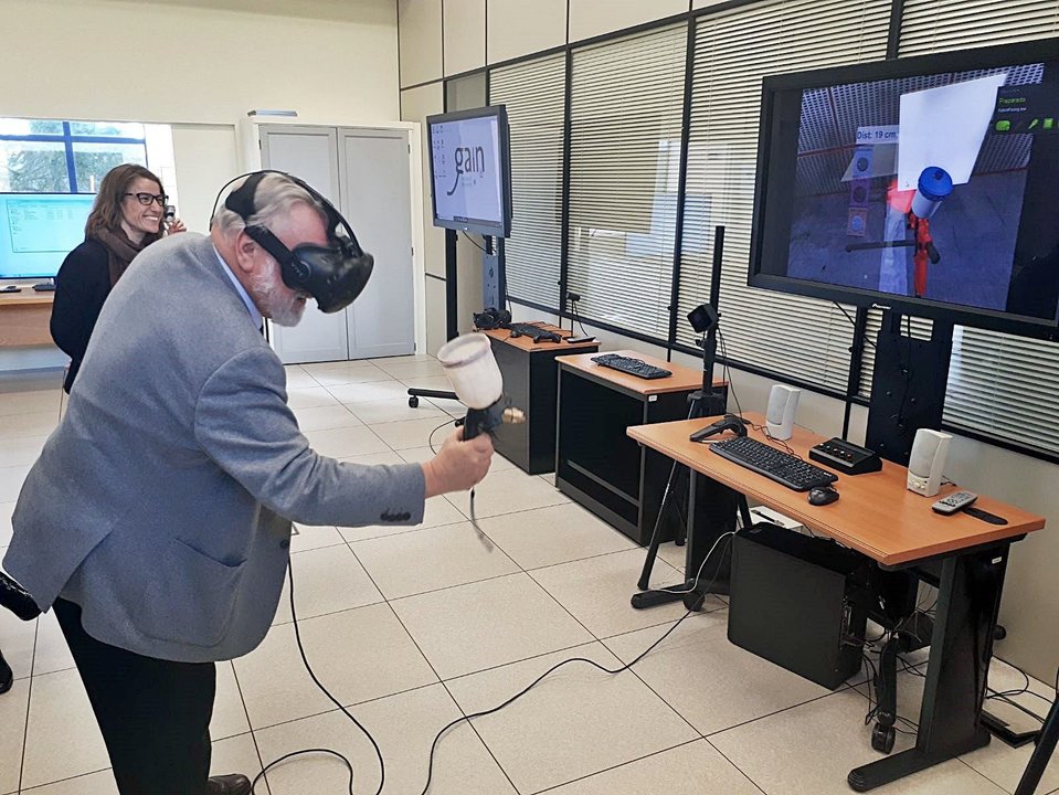 López Veiga prueba la Realidad Virtual en centro de innovación de Galicia.