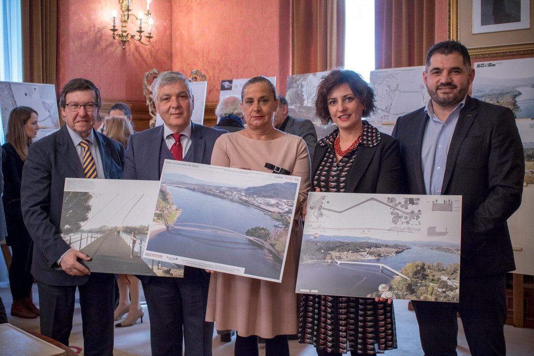 Representantes de la Diputación de Pontevedra junto a los ganadores de los proyectos.