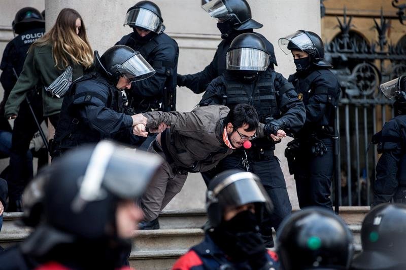 Agentes de los Mossos d'Esquadra desalojan a las decenas de personas se han concentrado a primera hora de esta mañana ante el Tribunal Superior de Justicia de Cataluña