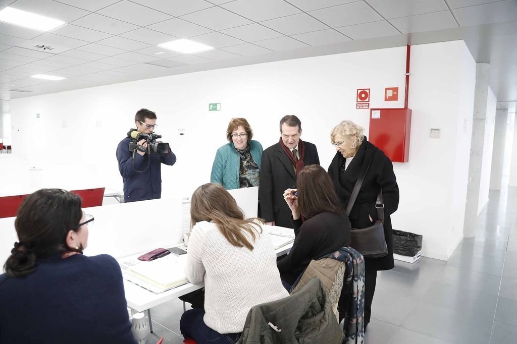 Los alcaldes de Vigo y Madrid charlaron brevemente con los alumnos que estudiaban ayer en la biblioteca del Auditorio de Beiramar.