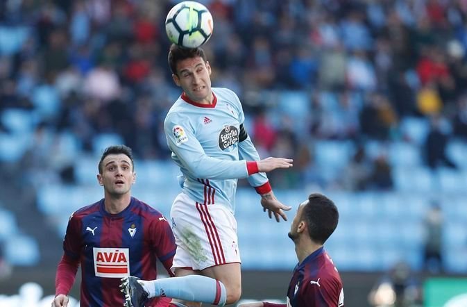 Hugo Mallo se eleva para despejar de cabeza un balón durante el partido disputado ayer en el estadio de Balaídos.