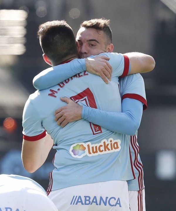 Maxi Gómez y Iago Aspas se abrazan tras uno de sus goles.